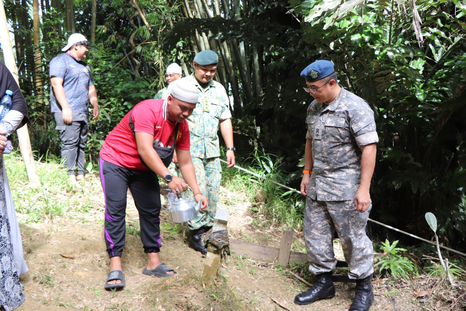 https://jfhq.mindef.gov.bn/ArticleImages/ArticleImage/2025/JANUARY/17%20KEMPEN%20MEMBERSIHKAN%20KUBUR%20SEMPENA%20HUT%20MAB/WhatsApp%20Image%202025-01-17%20at%2018.07.07%20(1).jpeg