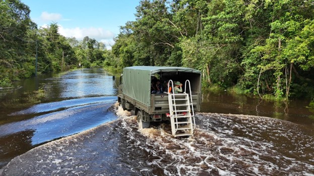 ANGKATAN BERSENJATA DIRAJA BRUNEI AKTIF MENYALURKAN BANTUAN BANJIR DI KAWASAN YANG TERJEJAS