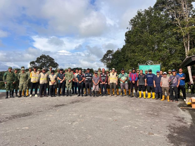 ABDB MENGHULURKAN BANTUAN KEATAS INISIATIF PENGUKUHAN TANAH DI TAPAK PERKUBURAN KAMPONG SINAUT