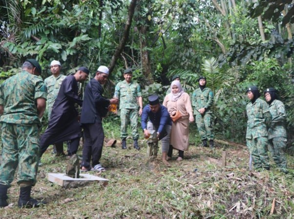 ANGKATAN BERSAMA ANGKATAN BERSENJATA DIRAJA BRUNEI (AB ABDB) MENGADAKAN KEMPEN KEBERSIHAN TANAH PERKUBURAN ISLAM DAN BACAAN DOA TAHLIL SEMPENA HARI ULANG TAHUN AB ABDB KE-18